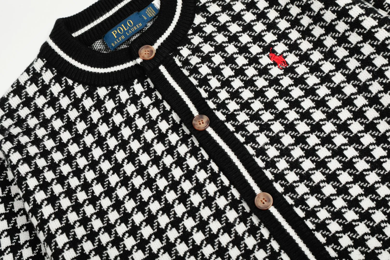 P250 Top quality" Style number: DS807# (not off the shelves all year round) [Ralph Lauren houndstooth pony embroidery logo men's style round neck knitted cardigan] ✅Ralph Lauren Ralph Lauren classic basic versatile men's style houndstooth plaid knitted cardigan jacket ✅Main supplier platform live broadcast Wholesale entities Out of stock will be replenished Not off the shelf ✅ZP quality 1:1 pattern making Scan the code to enter the GF website Counter quality ✅Details and quality are the only one in Guangzhou. Imported quality. Focus on high-end. Cost-effective. Needless to say good quality. ✅Restore the original version. The maximum size can be worn up to 200 pounds. Loose, comfortable and stress-free. ✅The upper body is simple and easy to put on. A must-have for male idols. Good-looking clothes are never picky. A must-have for male idols. Size: S-XL Color: Black White